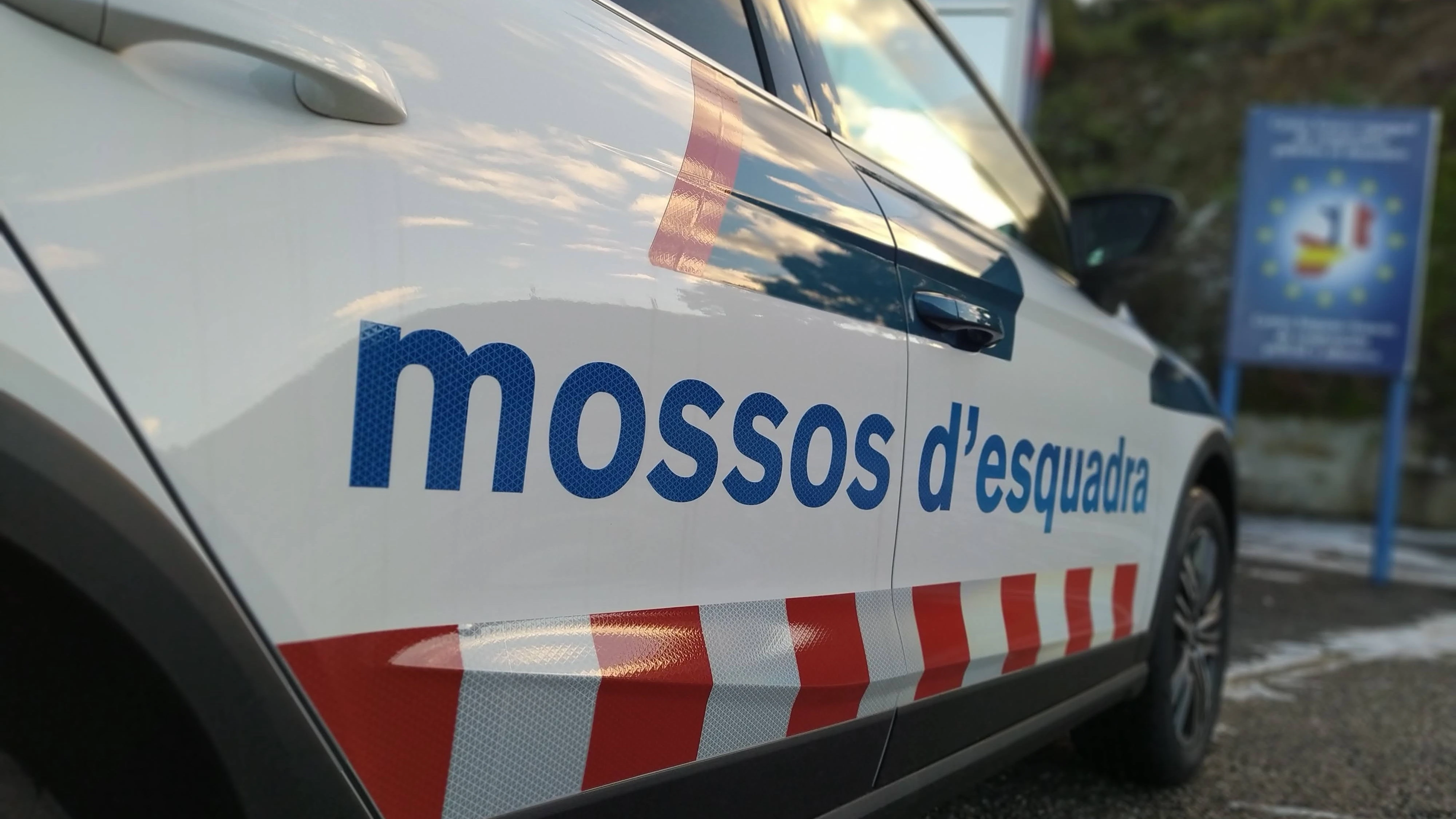 Los Mossos disparan tras ser embestidos por un coche robado en Badalona