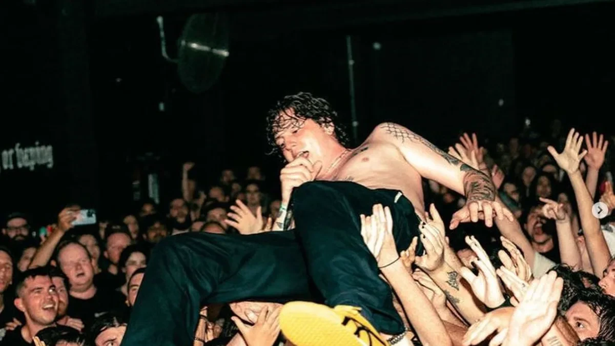 Sufre una grave lesión medular durante un concierto después de que un miembro de la banda se lanzase al público