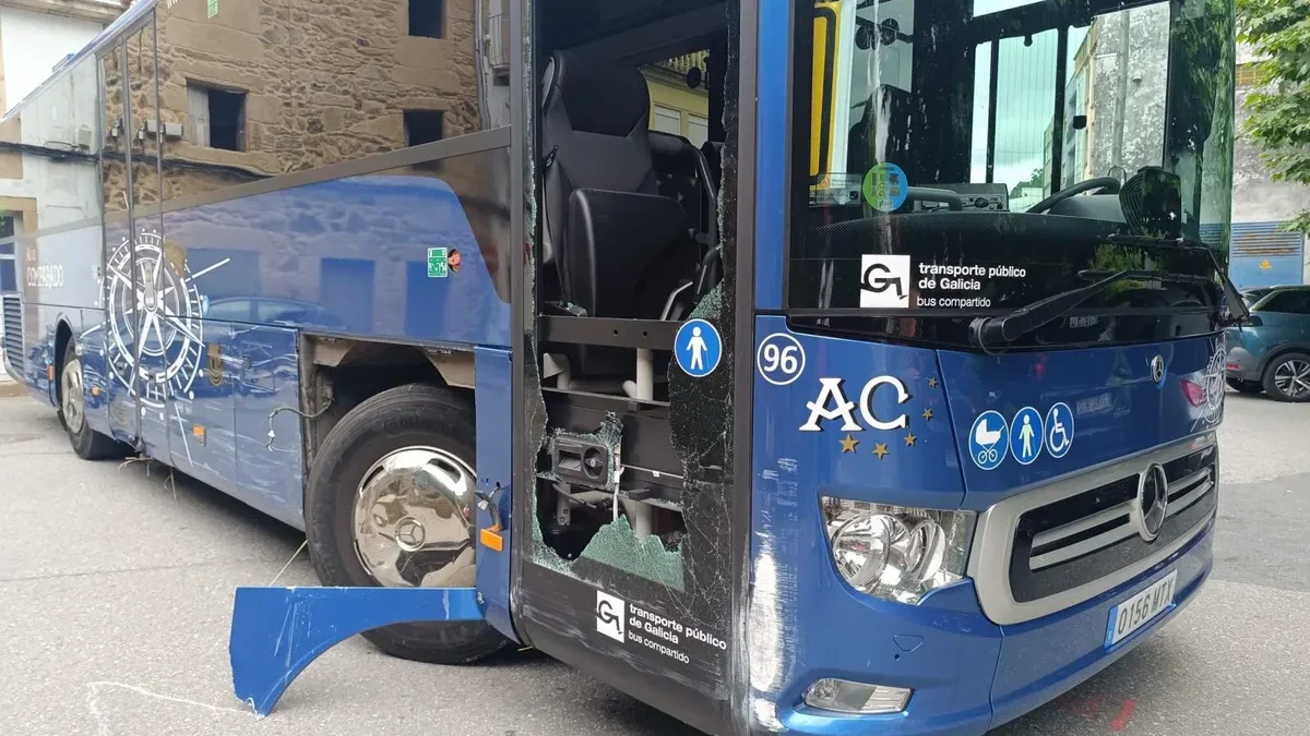Roba un autobús, embiste varios coches y daña el puente medieval de Traba, Galicia