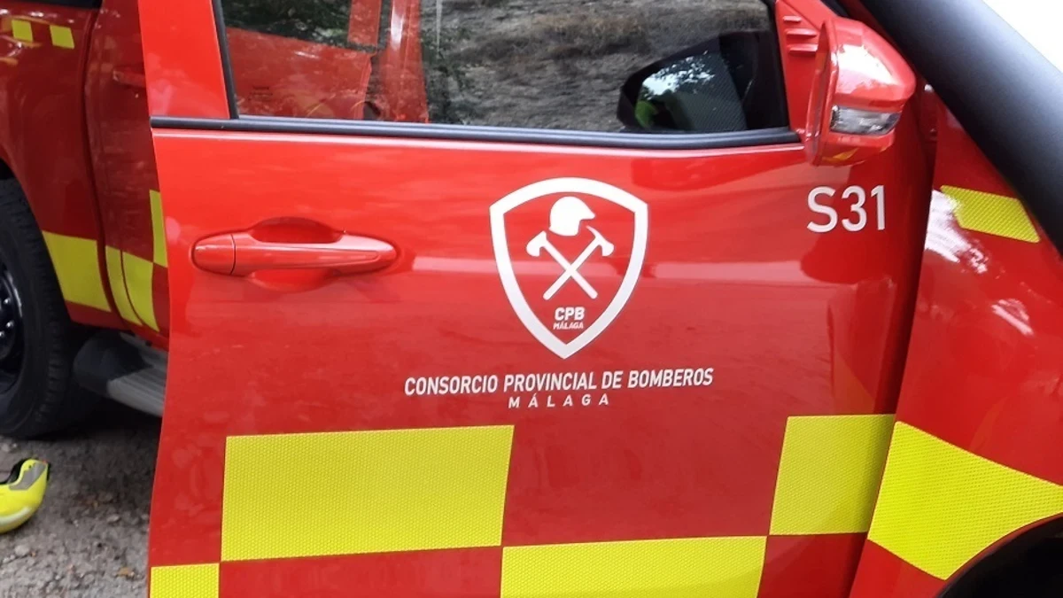 Gran incendio en una nave industrial de Vélez-Málaga: dos personas han resultado heridas
