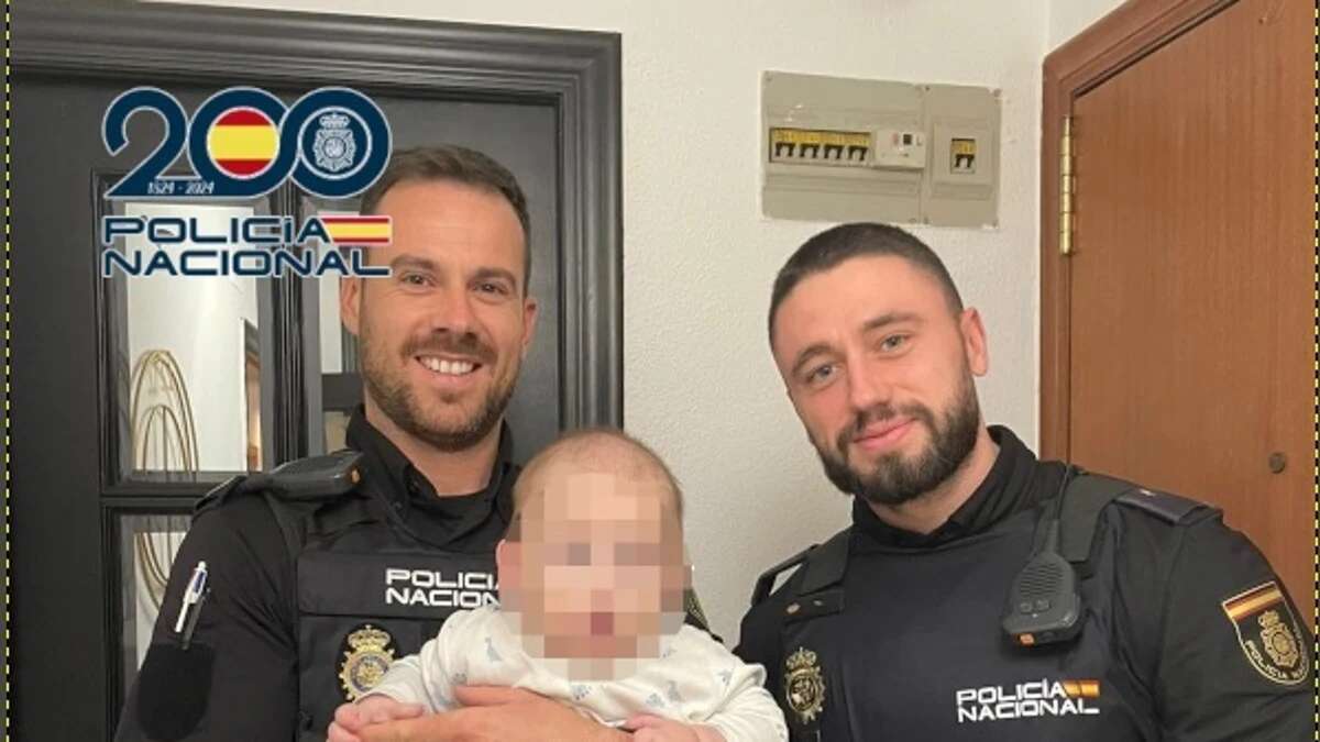 Dos policías salvan la vida a un bebe de 6 meses que no podía respirar en Alicante