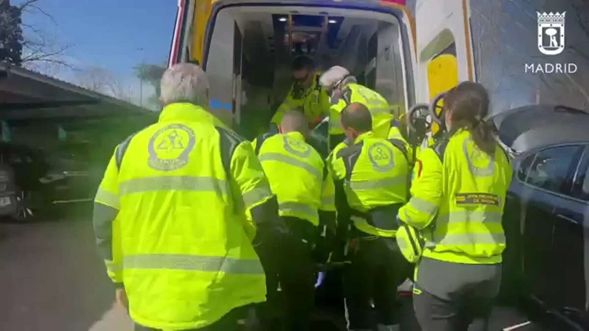 Pierde una pierna y parte de la otra tras ser atropellado en un parking de Madrid