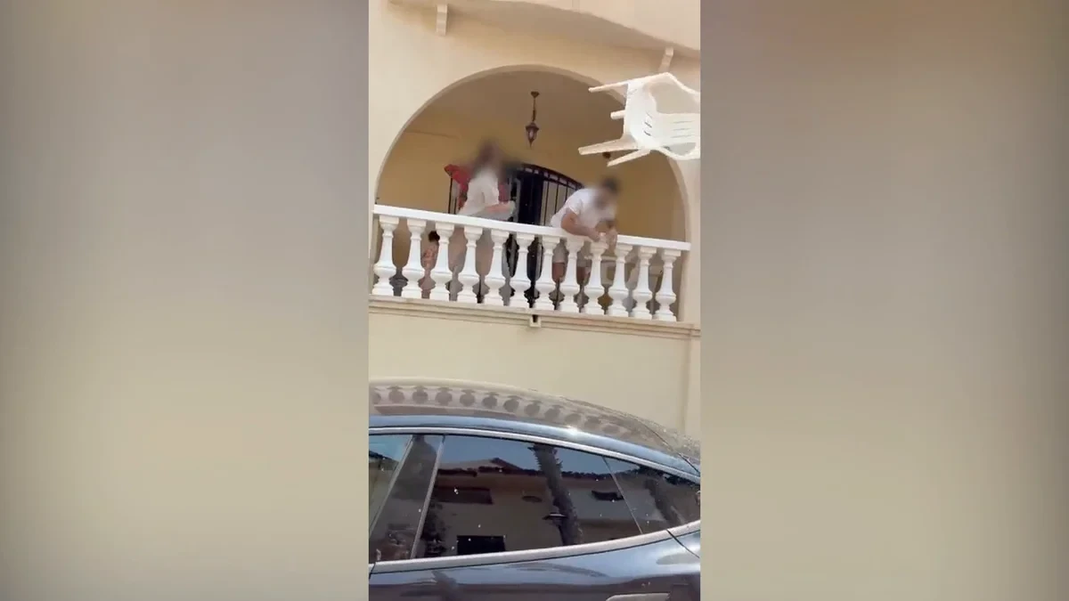 Okupas desatan el miedo en Torrevieja: lanzan objetos y agreden a un vecino con un arma blanca
