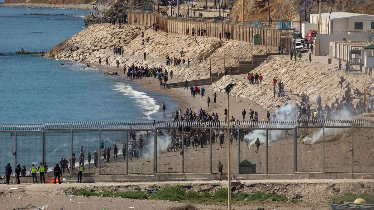 Se refuerza la seguridad en la frontera de Ceuta ante otro llamamiento masivo a un salto a la valla