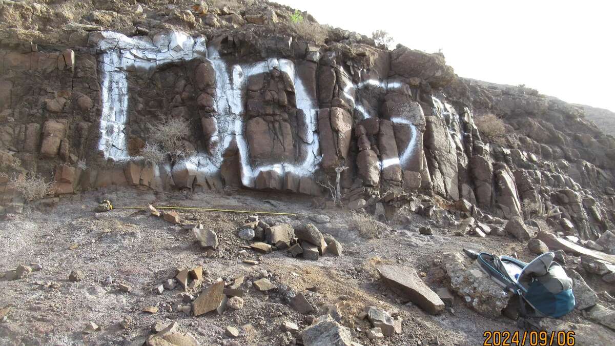 Tres turistas alemanas pintan grafitis en una montaña protegida de Fuerteventura