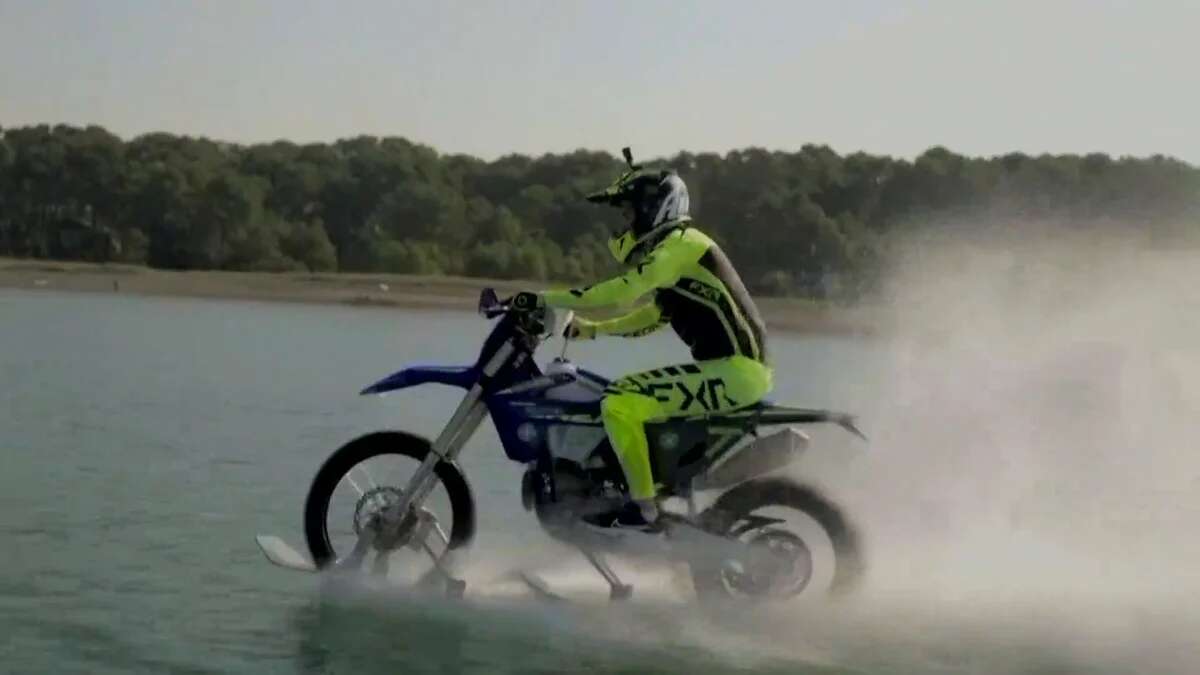 Giorgi Gakheladze recorre 33 kilómetros sobre el Mar Negro a 80 km/h con su moto de enduro