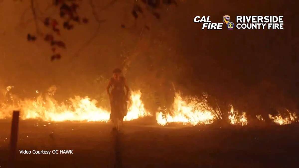 Vídeo: Los bomberos rescatan a una mujer rodeada por las llamas que huía a pie