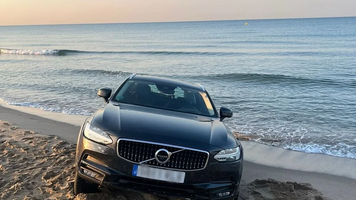 Denunciados 3 jóvenes que se acercaron tanto a la orilla del mar con el coche que se quedaron encallados en la arena