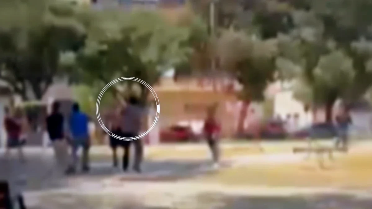Las escalofriantes imágenes del asesino de Figueres quitándose la sangre en una fuente mientras su expareja yace muerta a pocos metros