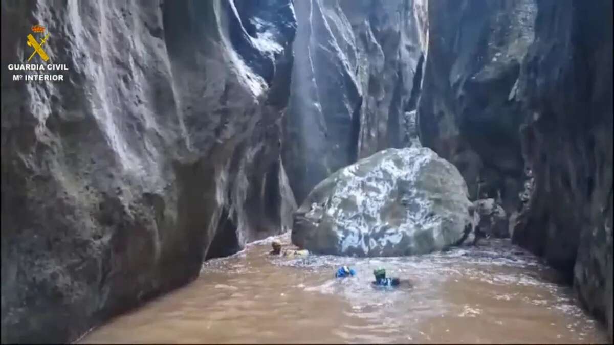 Encuentran un pantalón y una deportiva en la zona donde desapareció un británico por el temporal en Mallorca