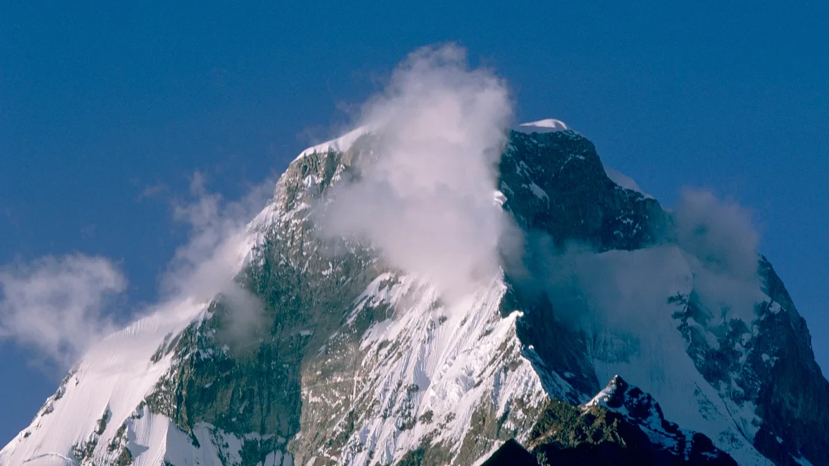Rescatan a tres españoles de la montaña más alta de Perú: uno de ellos sufre ceguera temporal