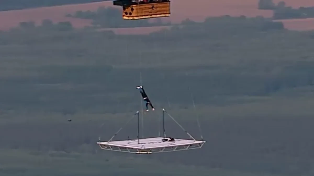 El gimnasta Sergey Boytsov desafía a la muerte sobre un globo aerostático