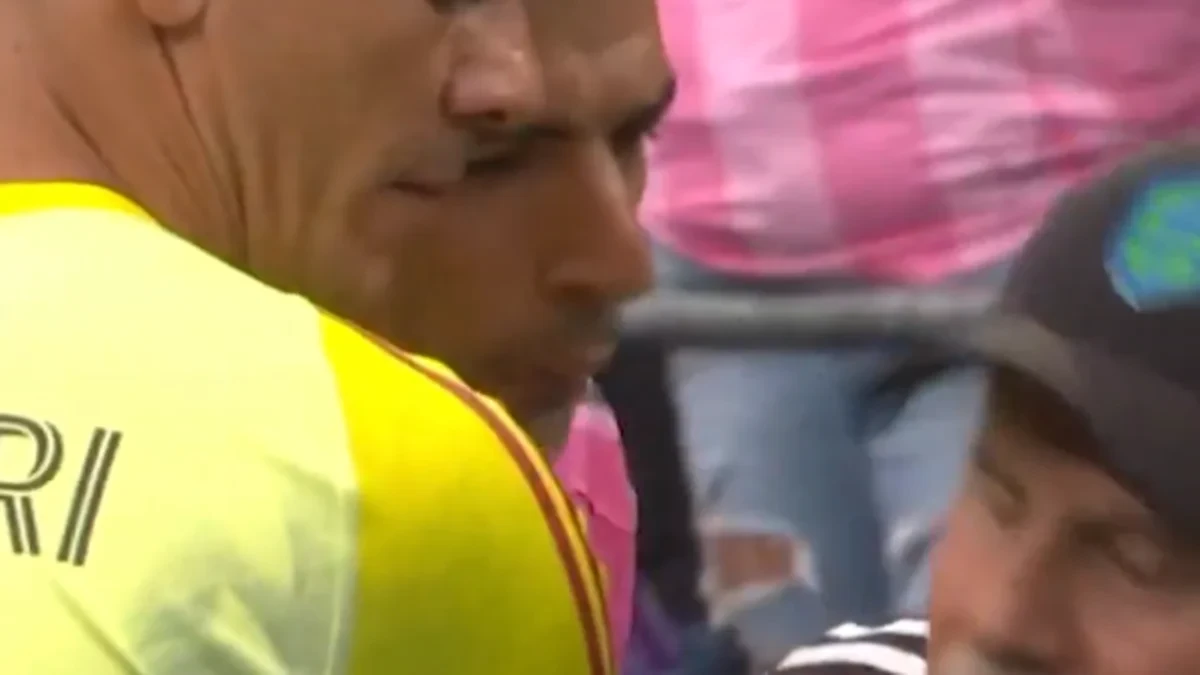 Luis Suárez, captado escupiendo a un miembro del cuerpo técnico del Seattle Sounders