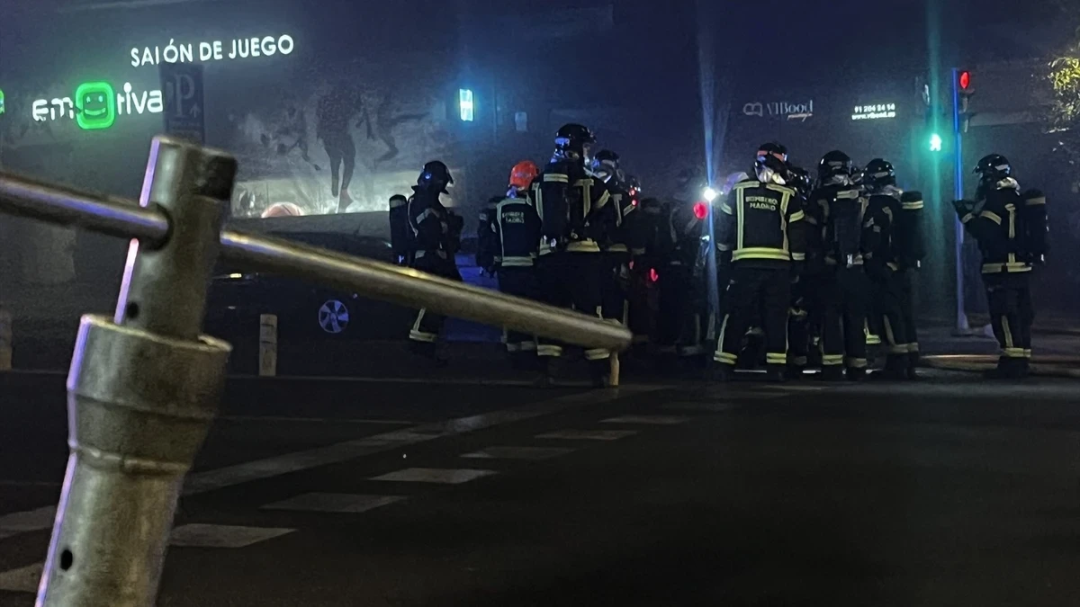 Un incendio en la planta menos cuatro de un aparcamiento deja seis coches completamente calcinados