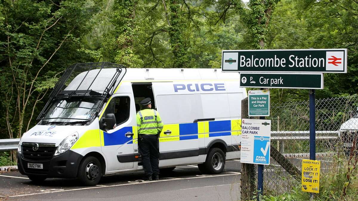 Detenidos 5 hombres por violar a una mujer en una casa de Brighton, Inglaterra