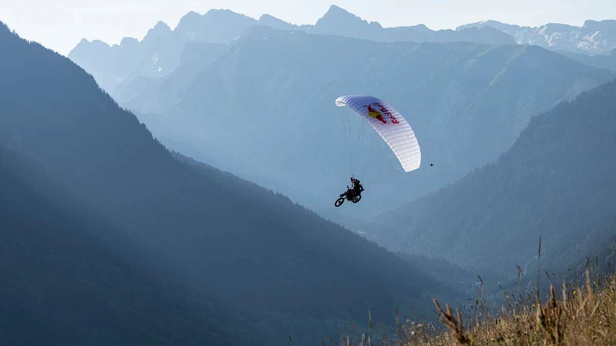 Tom Pagès desafía la gravedad: realiza un salto en moto en parapente en los Alpes franceses