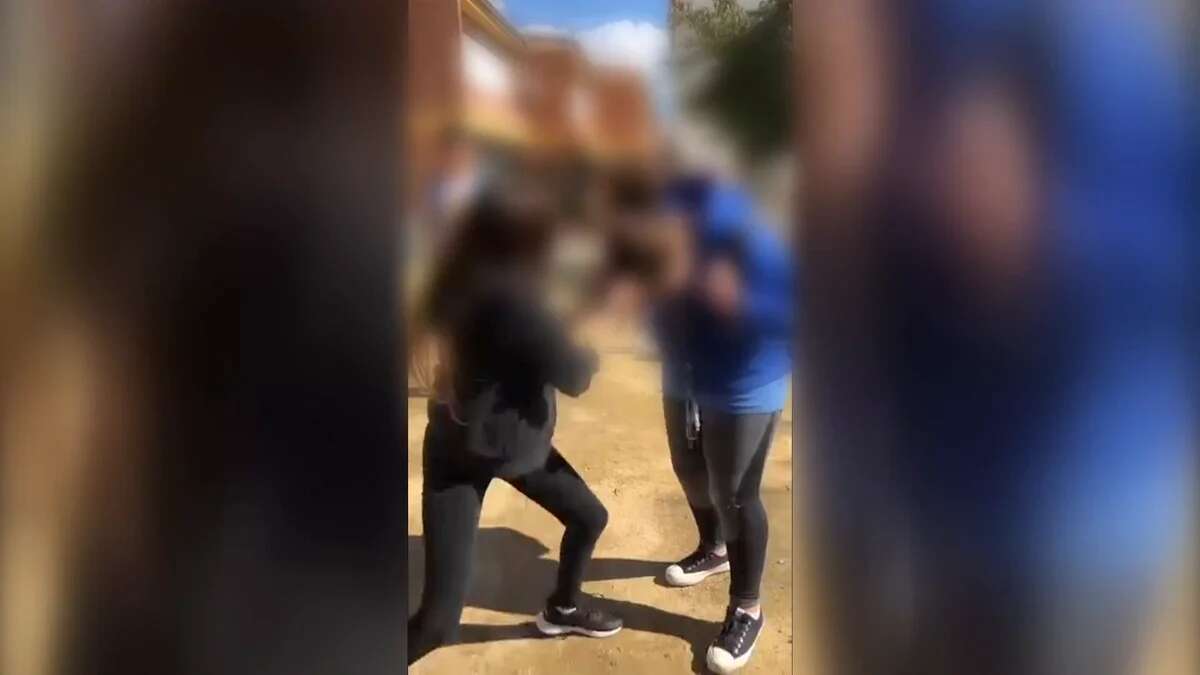 Vídeo: Una menor agrede brutalmente a otra a las puertas de un colegio de Vélez-Málaga