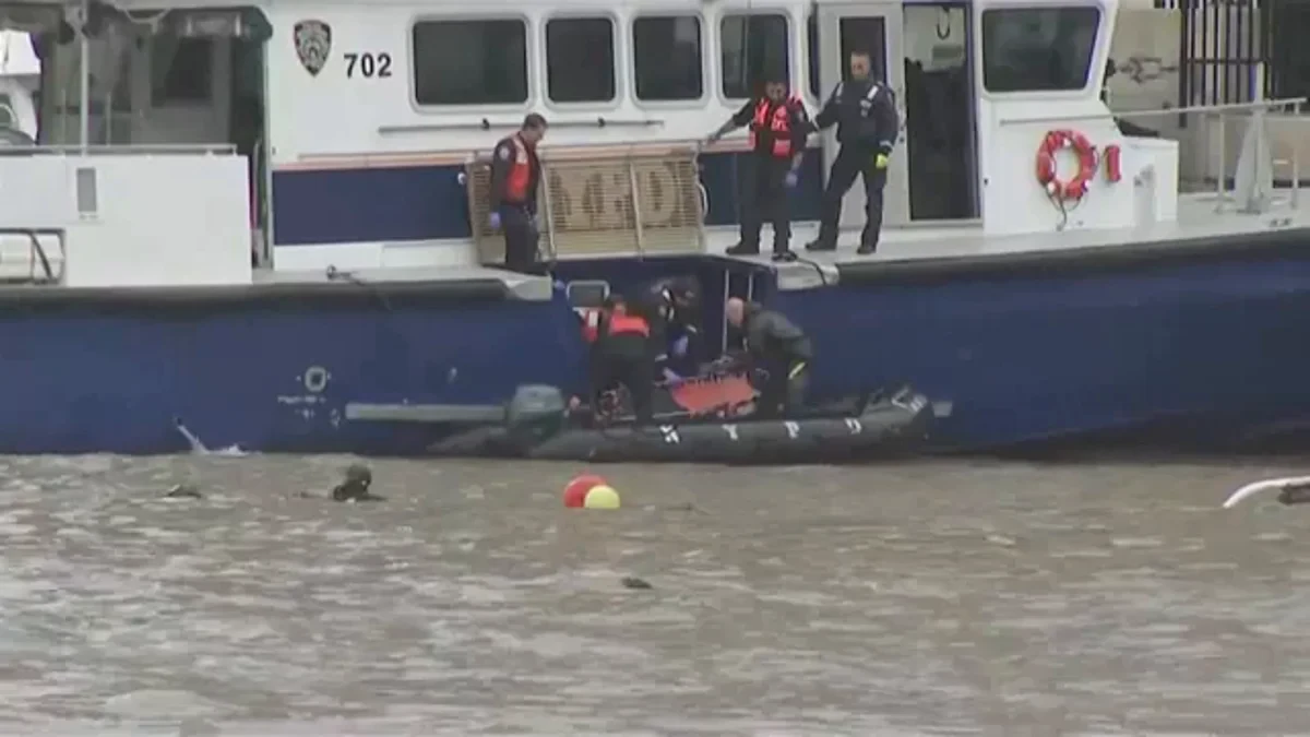 El helicóptero estrellado en Nueva York perdió las aspas en el aire antes de caer al río Hudson