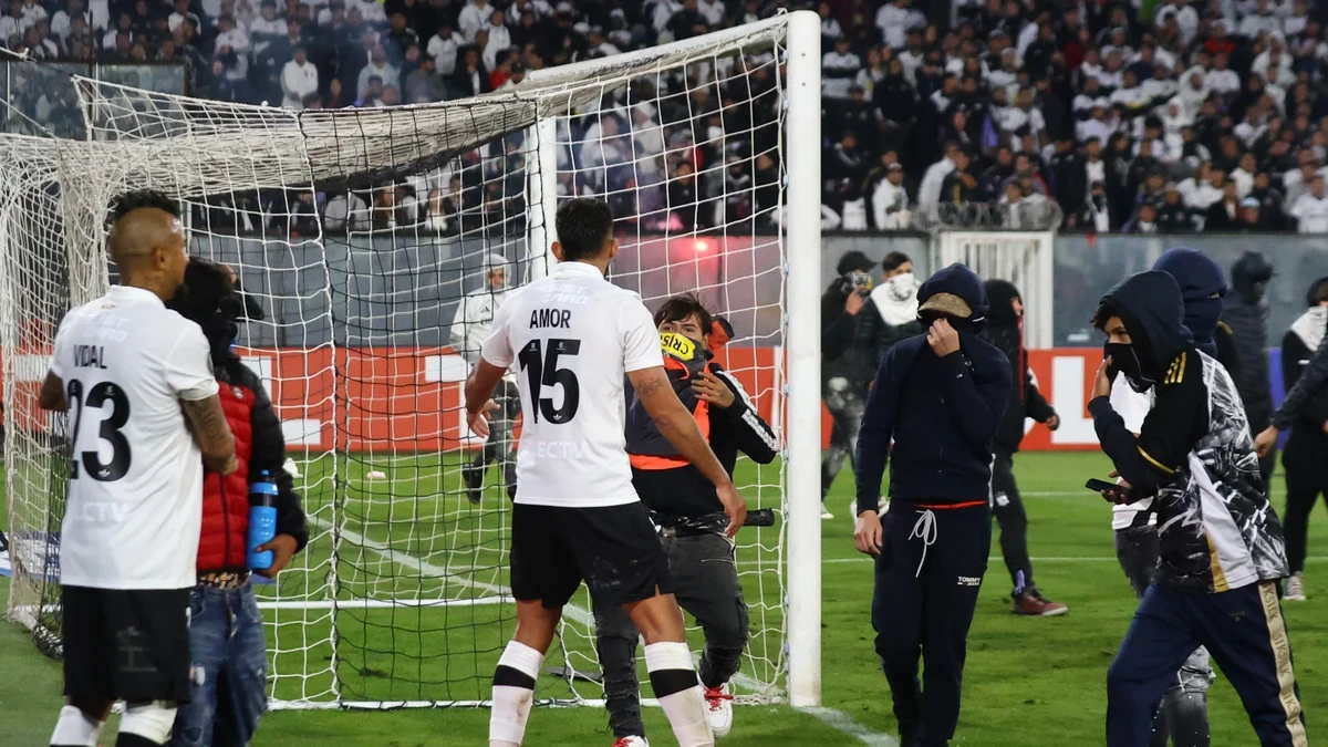 Tragedia en la Libertadores: dos aficionados del Colo Colo muertos y partido suspendido por la invasión de los barras bravas