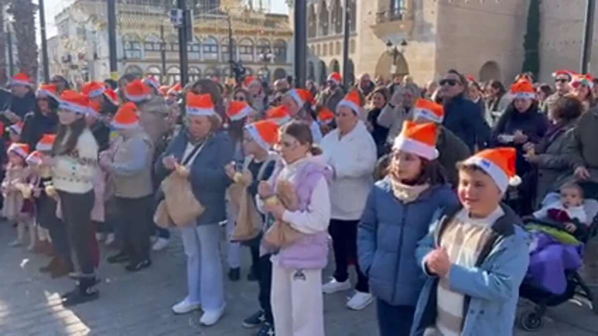 La Plaza Mayor de Palma del Río celebra con gran éxito sus singularidades Campanadas de Naranja