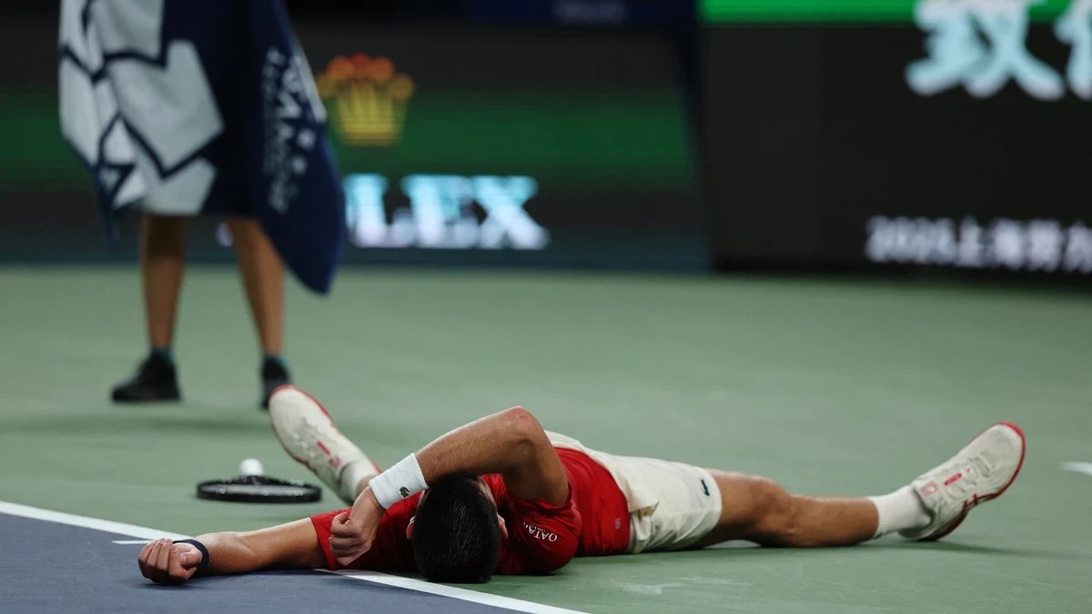 La impactante imagen de Djokovic en Shanghái: tumbado y extenuado sobre la pista tras perder el segundo set ante Munar