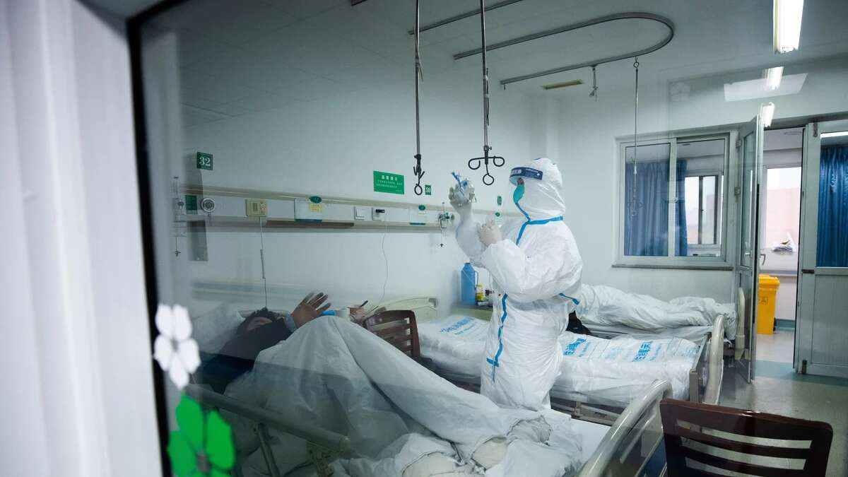 Los hospitales chinos no están colapsados por el metapneumovirus: estas son las imágenes falsas que circulan en redes