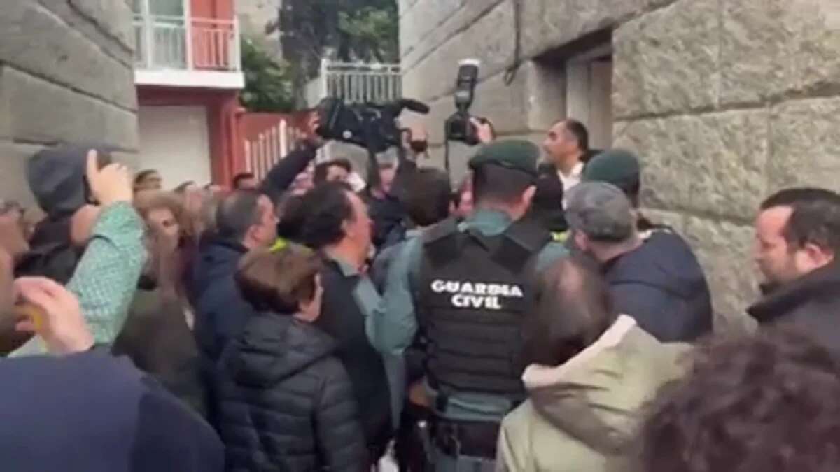 Vídeo: Una concentración vecinal consigue que unos okupas abandonen una vivienda en Pontevedra