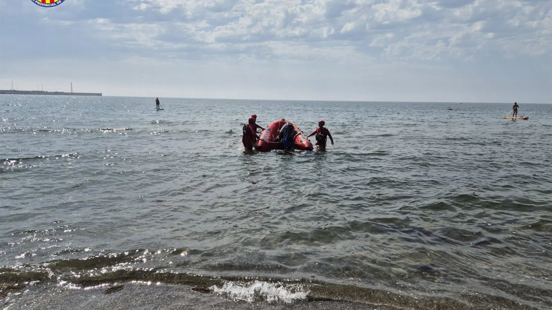 Rescatan a dos personas tras un accidente de un hidroavión a 500 metros de la costa en Sagunto