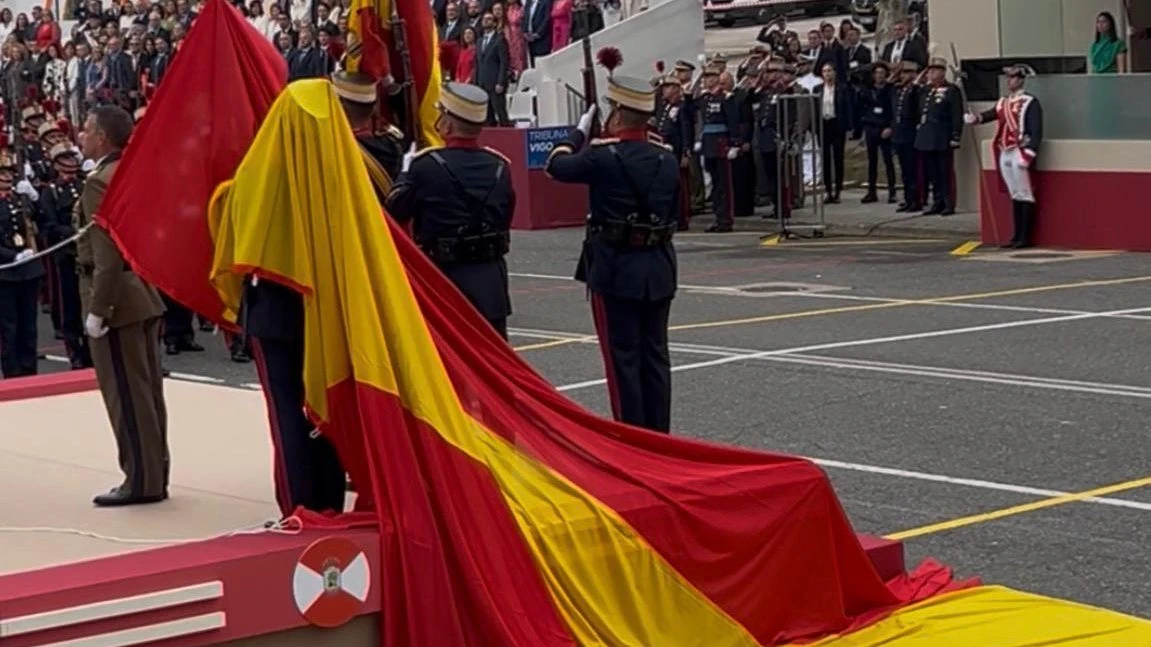 “España no es esa bandera que se cae, sino el guardia de honor que resiste con entereza cuando le cae encima”