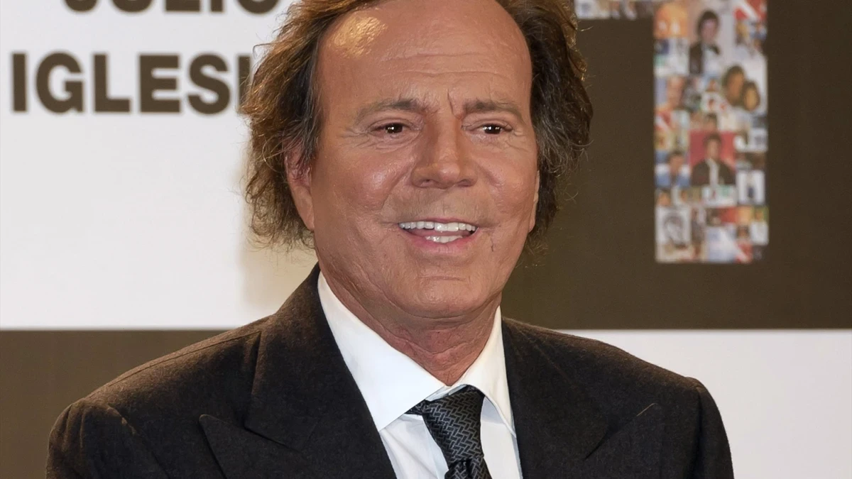 Julio Iglesias se querella contra Yolanda Díaz por injurias y calumnias