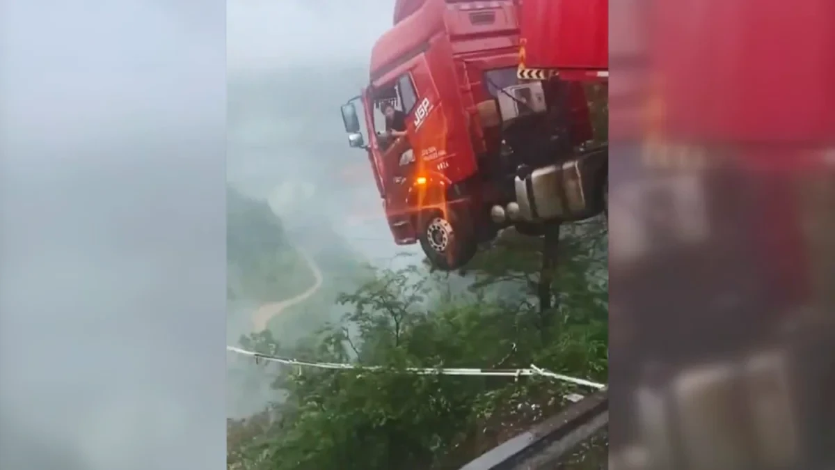 Milagro en China: un camionero sobrevive tras quedar colgado de un puente derrumbado por las lluvias torrenciales