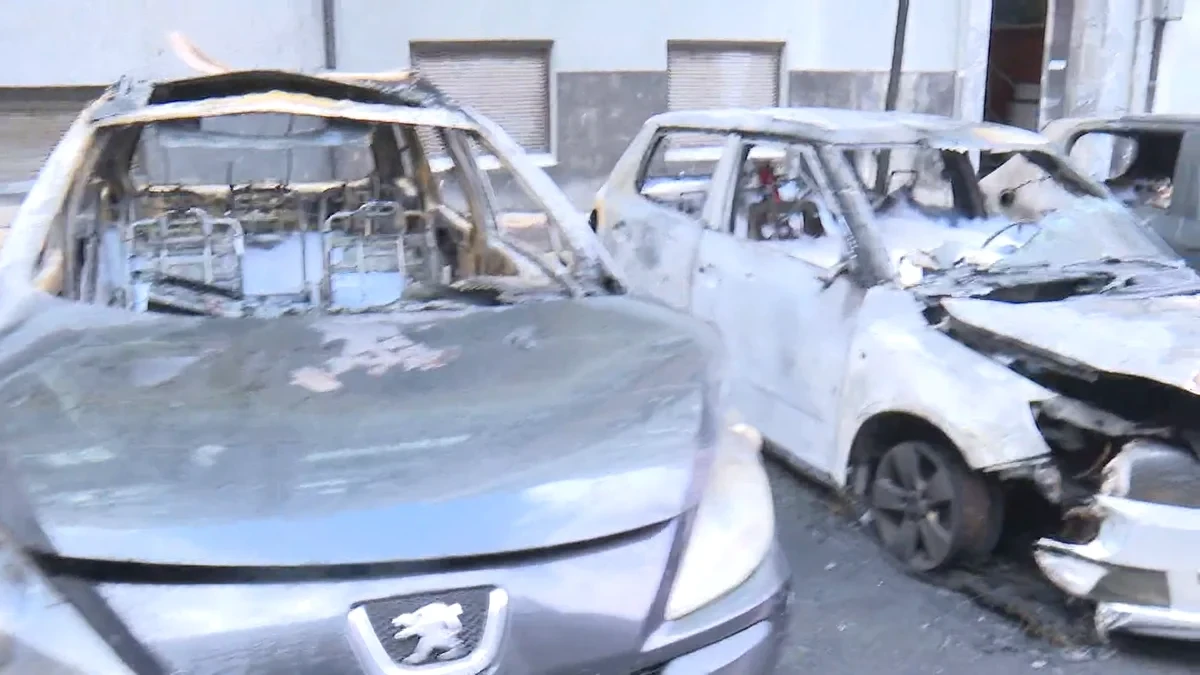 Siete coches y una moto quemados en un incendio aparentemente provocado en Bilbao