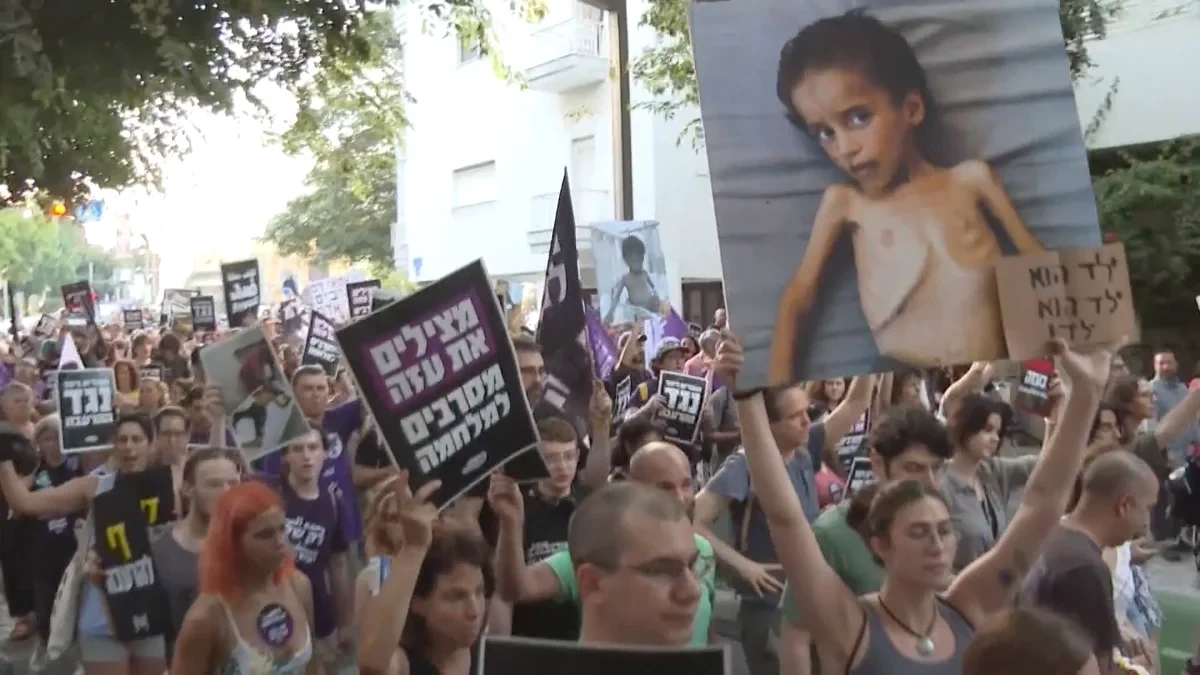 Cientos de personas protestan contra la hambruna en Gaza provocada por el bloqueo alimentario israelí