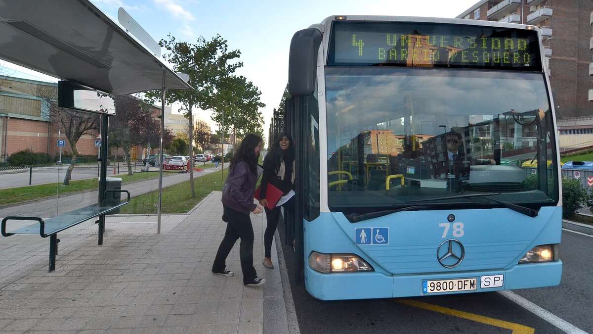 Una mujer atropella a su hija al poner en marcha el coche sin querer en Santander