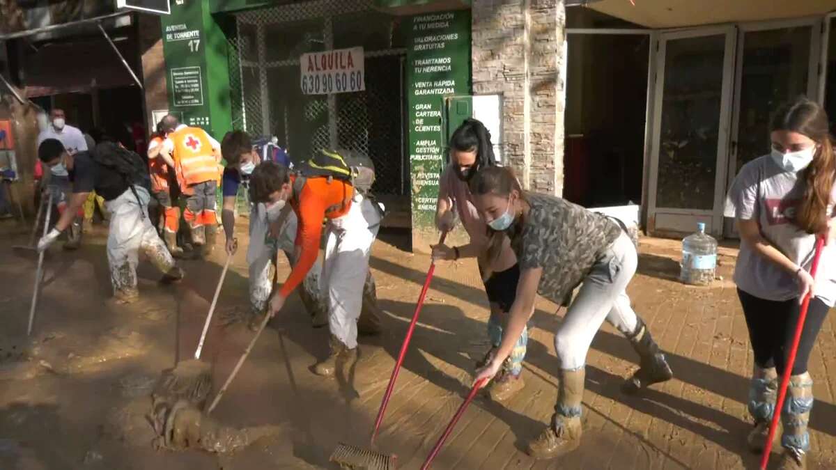 Los jóvenes muestran toda su solidaridad y ayudan a reconstruir Valencia tras la DANA