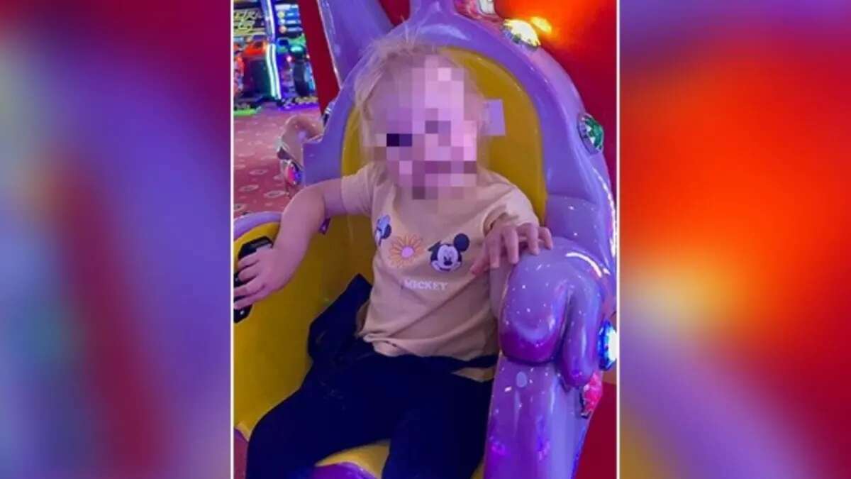 Unos padres drogan, matan a golpes a su bebé y la pasean muerta durante varios días en su cochecito