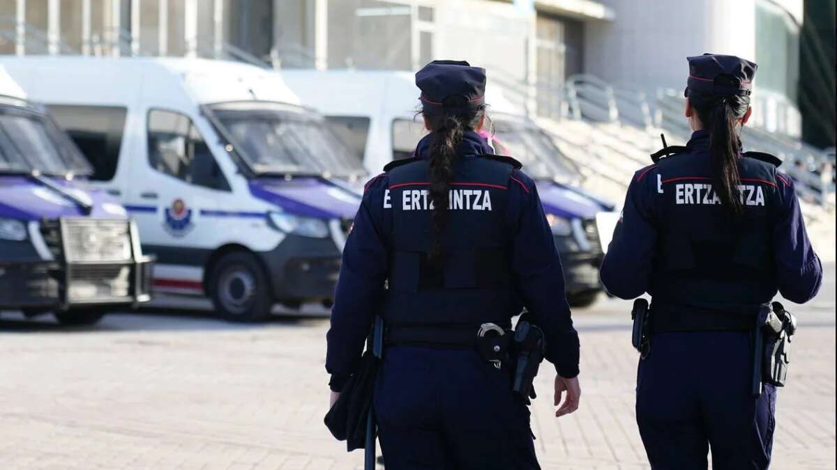 Un hombre apuñala a sus padres y amenaza con tirarse por el balcón de una casa en San Adrián, Bilbao