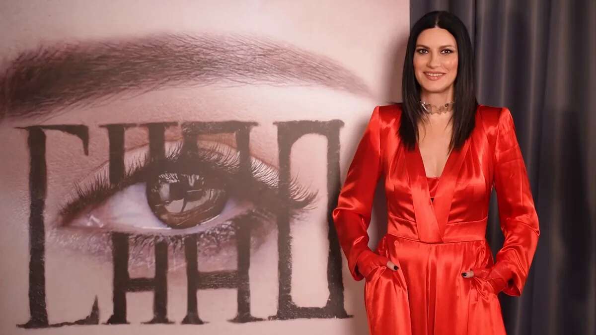 Laura Pausini dice CHAO a su imagen de siempre, ahora es rubia y homenajea a Raffaella Carrá