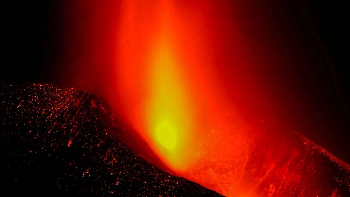 Una afectada por el volcán de La Palma envuelve su casa en plástico debido a la inacción de las autoridades