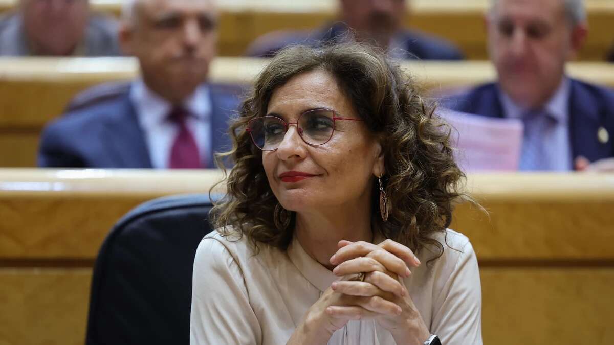 El Supremo cita a María Jesús Montero el 24 de abril tras la demanda de la pareja de Ayuso