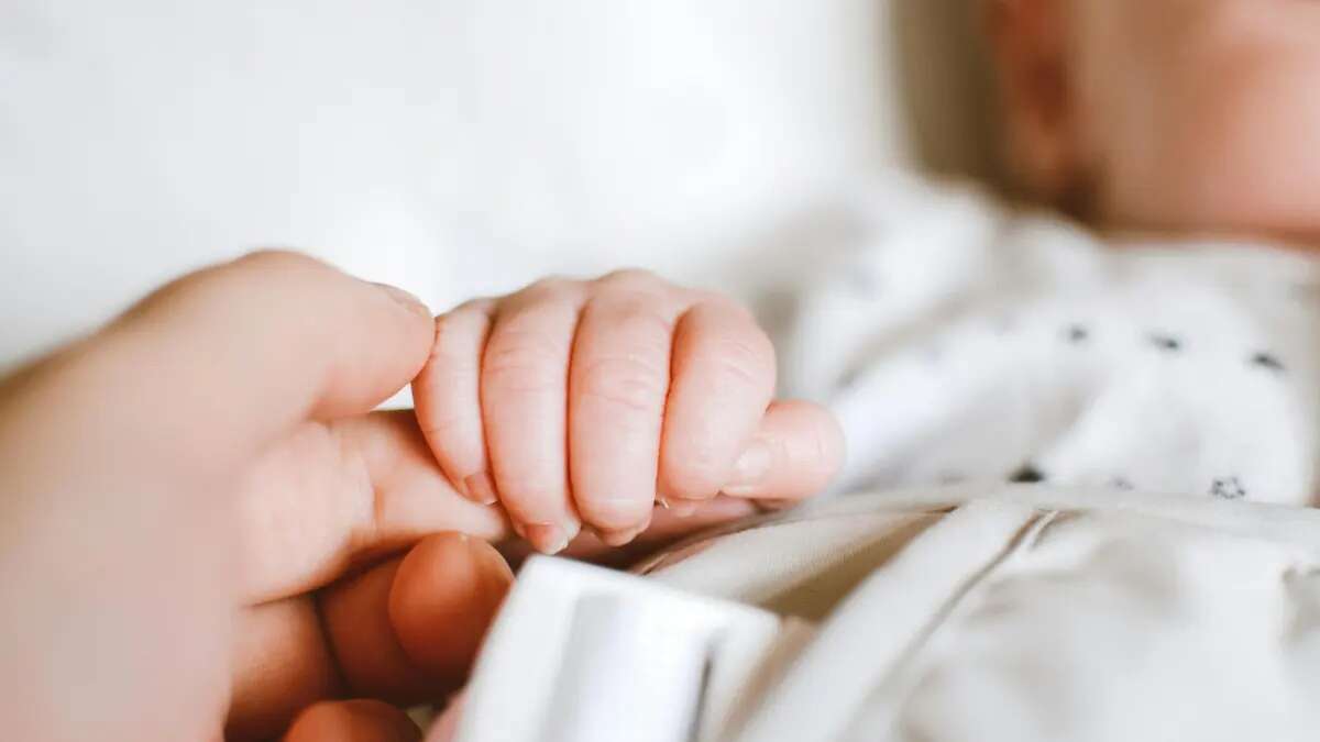 Nace un bebé después de que su madre embarazada muriera al caer una ventana