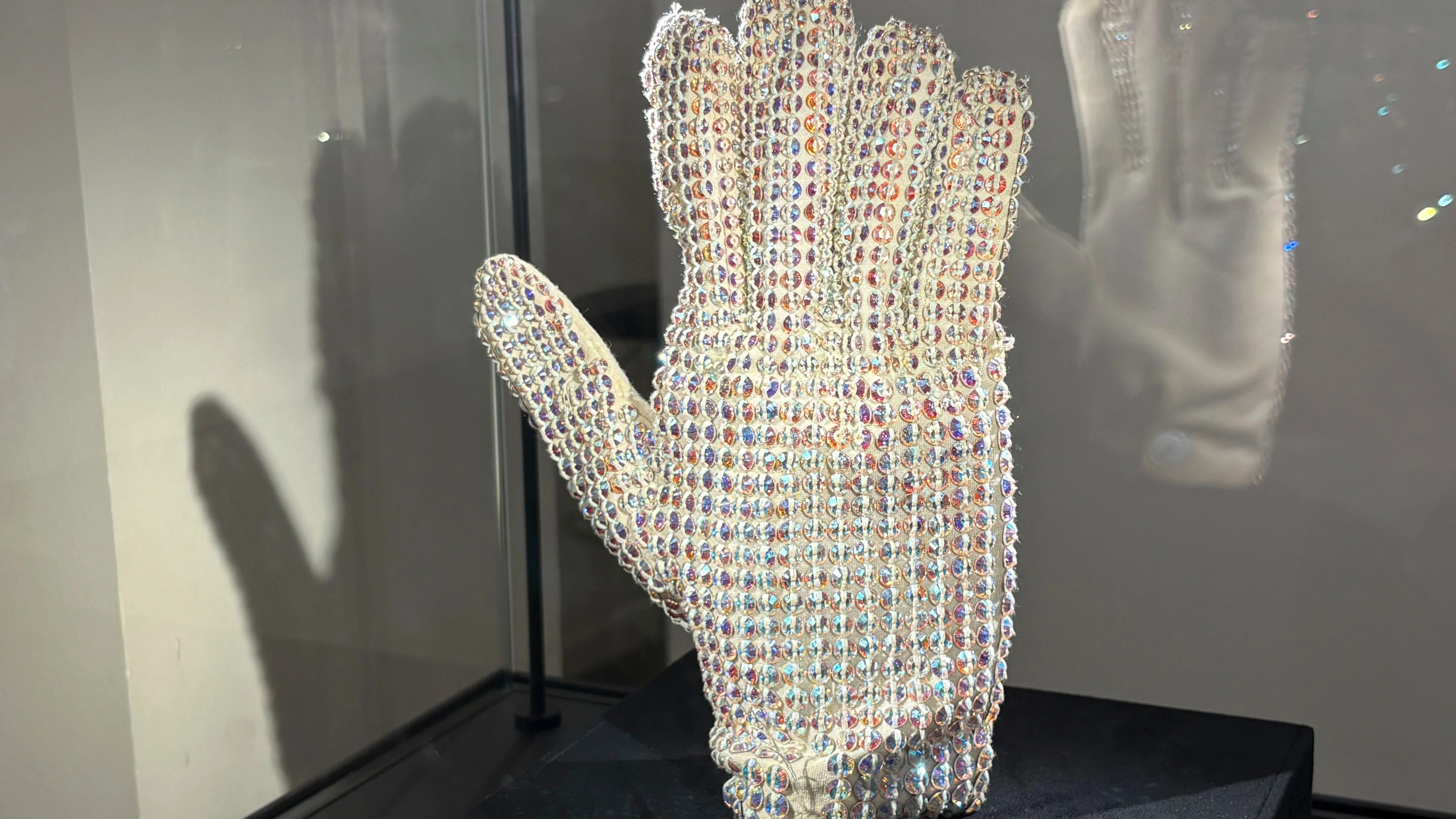 Subastan por 113.737 euros un guante que Michael Jackson llevó en 1988