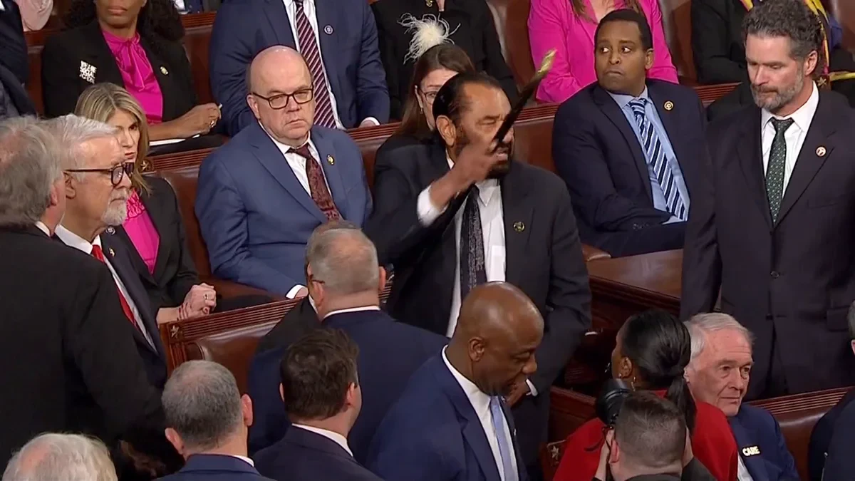 Expulsan de la Cámara a un diputado demócrata por interrumpir el discurso de Donald Trump
