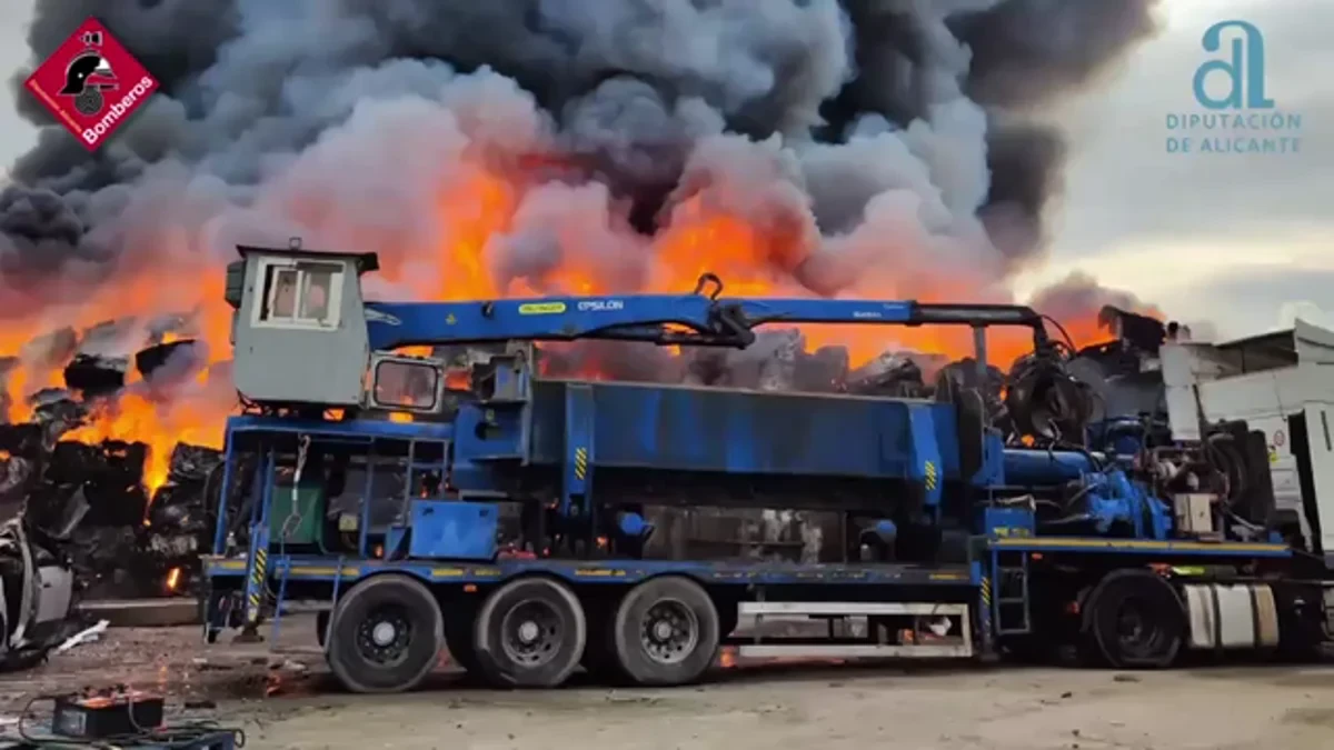 VIDEO: Incendio en la nave de un desguace en Alicante