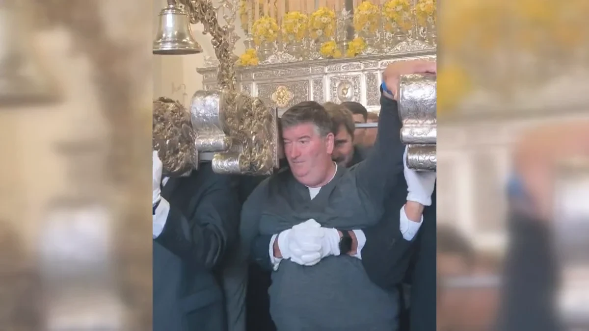 Vídeo: Un cofrade vuelve a cargar a la Virgen de la Esperanza tras dos meses en coma