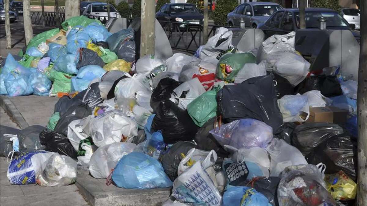 Carballo valora activar la alerta sanitaria por la huelga de basura: la mayoría de los contenedores están desbordados