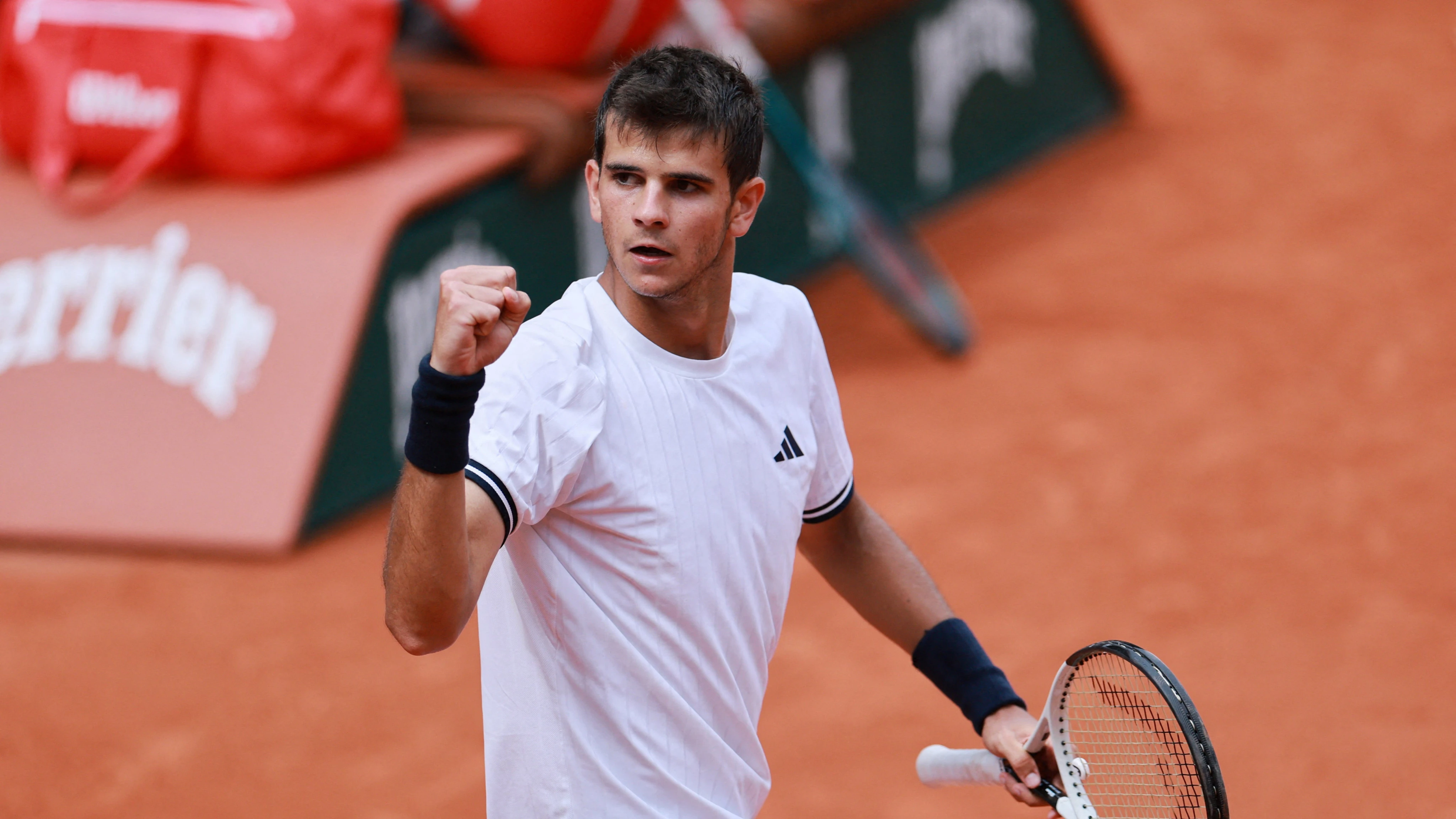 Rafa Jódar sigue haciendo historia en París y remonta dos sets a Carreño para meterse en cuartos