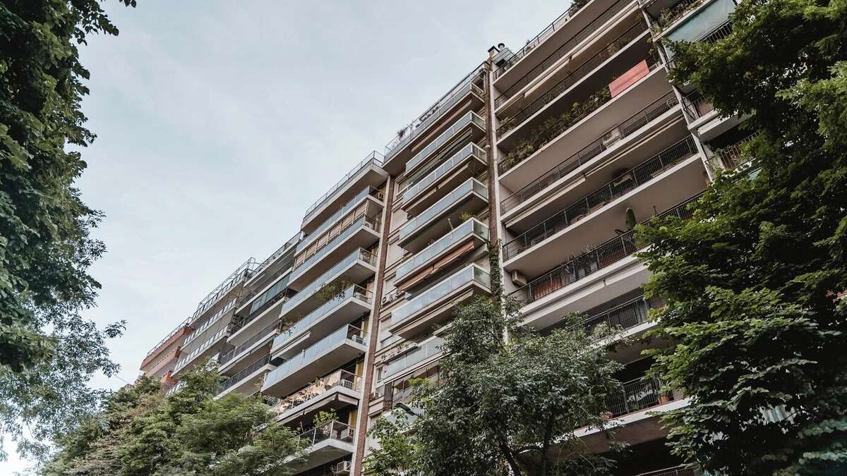 Montañas de basura, olor nauseabundo y altercados constantes en un edificio okupado en A Coruña