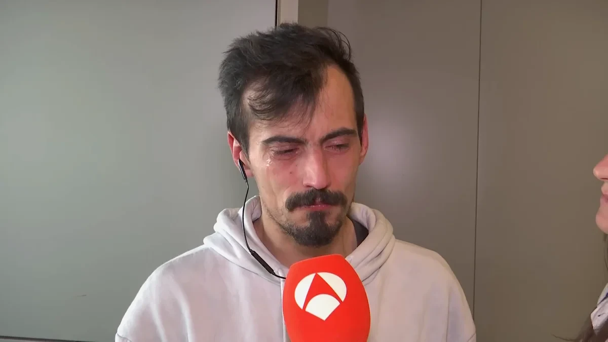 Salva rompe a llorar al contar su situación de sin hogar en el aeropuerto: “Tengo amigos aquí que trabajan y que viven aquí”