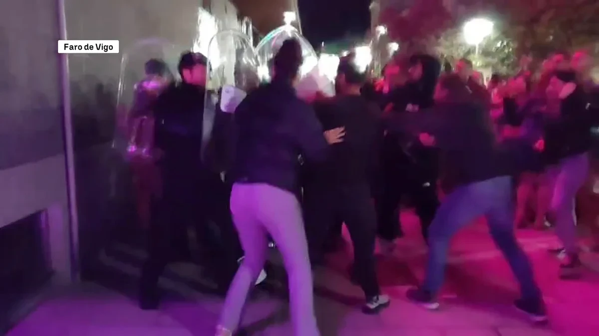 Tensión en Cangas por la tasa de basuras: la alcaldesa sale escoltada del ayuntamiento entre gritos y huevos